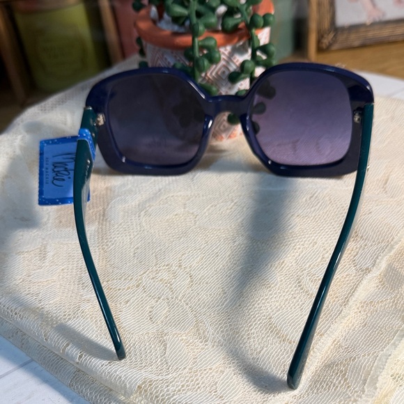 😎😎😎BOGOHO😎😎😎Mackie Navy/Green Oversized Sunglasses w/ Gold Accent - Picture 3 of 8
